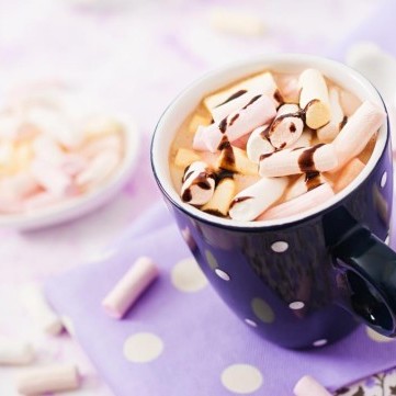 مشروب الشوكولاتة الساخنة بالمارشميلو