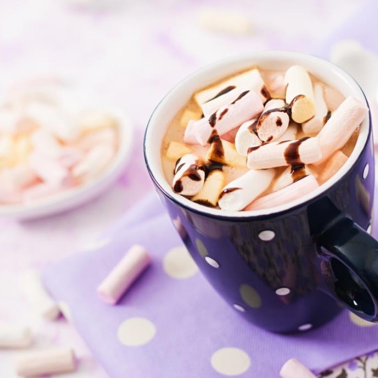 مشروب الشوكولاتة الساخنة بالمارشميلو