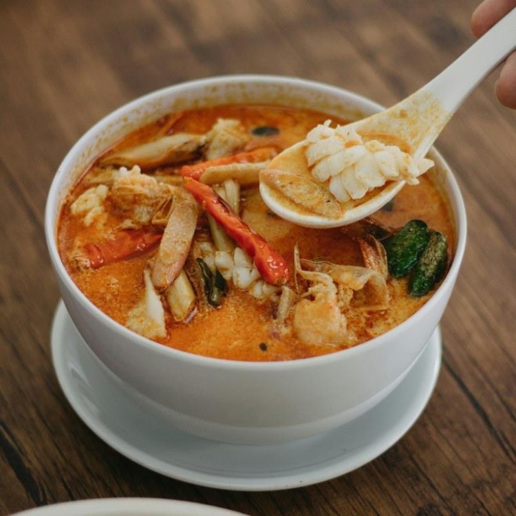 شوربة السي فود بالصوص الأحمر