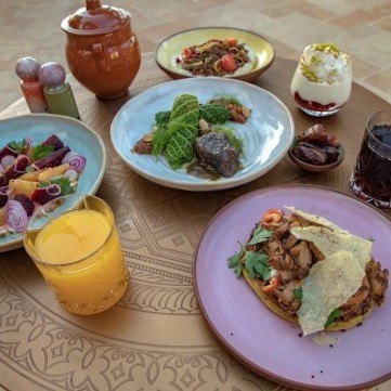 مائدة رمضانية بألوان الربيع مستوحاة من المطابخ العربية