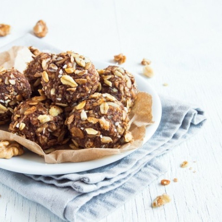 وصفات كرات التمر بالمكسرات لضيافة العيد