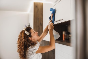 مواد تُدمّر خزائن المطبخ الخشبية… توقّفي عن استعمالها فوراً!