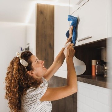 مواد تُدمّر خزائن المطبخ الخشبية… توقّفي عن استعمالها فوراً!