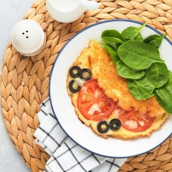 أومليت بالسبانخ والزيتون