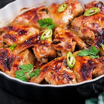 أجنحة الدجاج بصوص الباربكيو في الفرن
