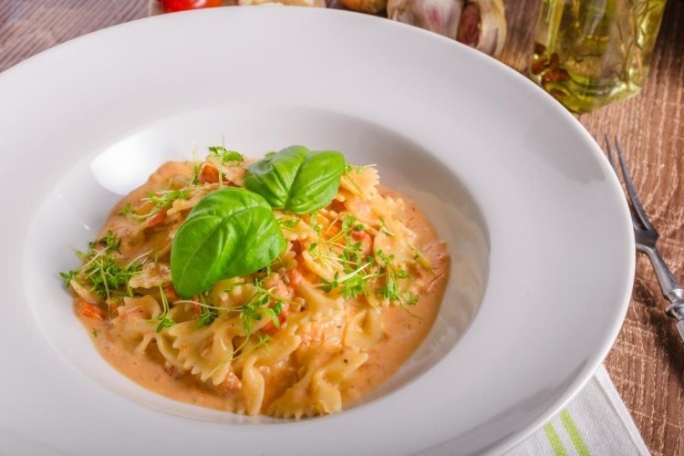 أسهل مكرونة بصوص الطماطم والكريمة