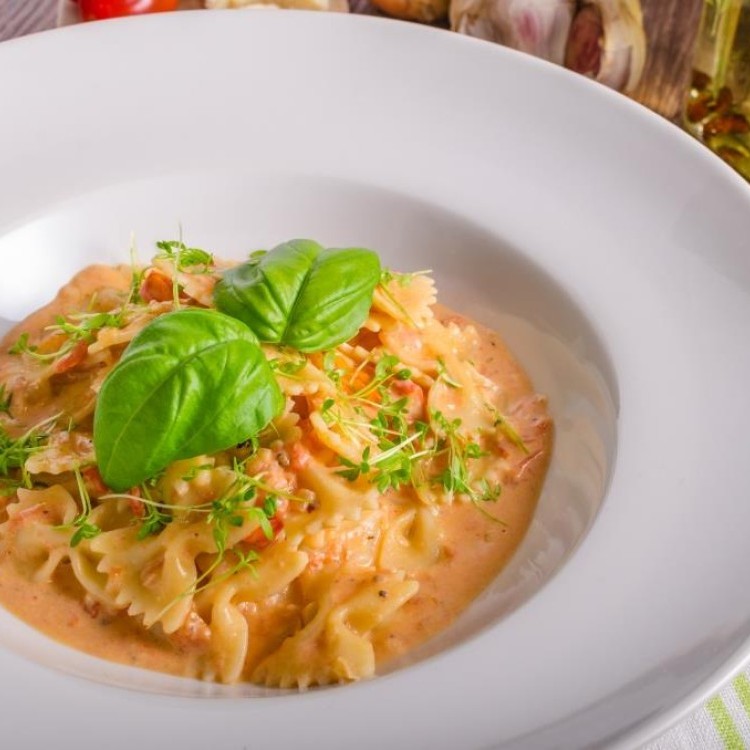 أسهل مكرونة بصوص الطماطم والكريمة