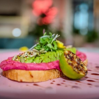 خبز محمص بالشمندر والأفوكادو