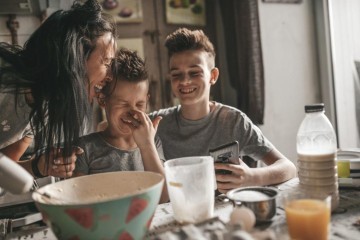 ألغاز مضحكة للأطفال عن الطعام تعزز الروابط الاجتماعية في المطبخ