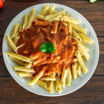 مكرونة بالصوص الأحمر الإيطالي