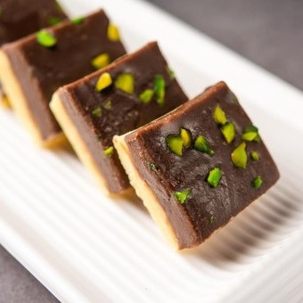 حلى الفستق الحلبي والتمر