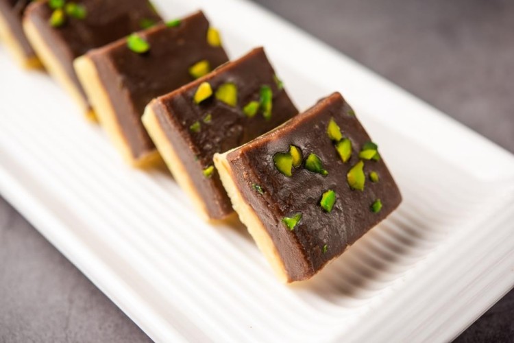 حلى الفستق الحلبي والتمر