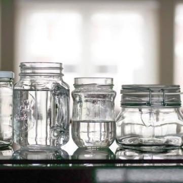 لماذا يجب استبدال العلب البلاستيكة بالزجاجية؟