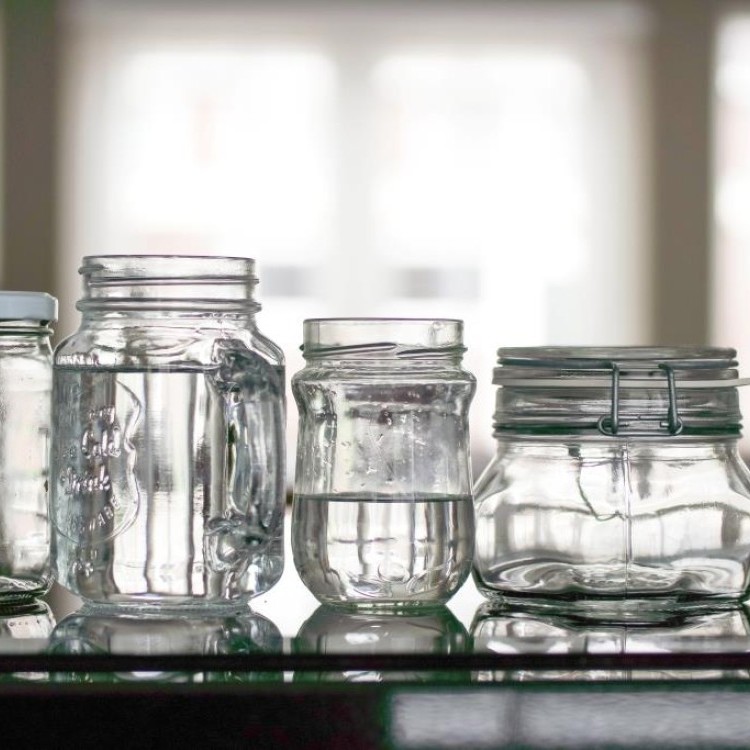 لماذا يجب استبدال العلب البلاستيكة بالزجاجية؟