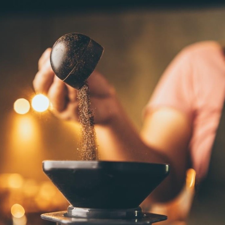 لا ترمي بقايا القهوة… استخدامات مذهلة في المطبخ