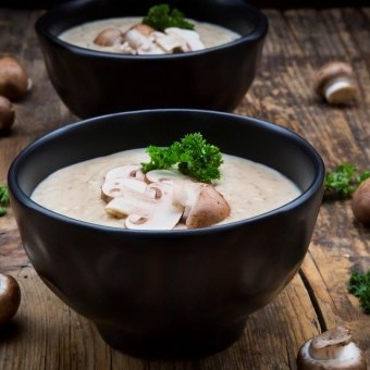 شوربة الفطر بالبصل والزبدة