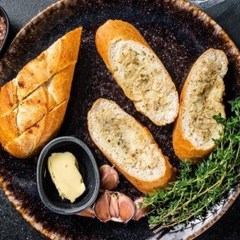 أصابع الخبز بالثوم والزبدة