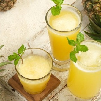 سموثي الأناناس بالنعناع والليمون