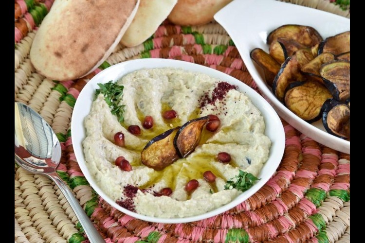 البابا غنوج المدخن في البيت