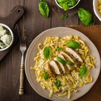 مكرونة بالدجاج والريحان للرجيم