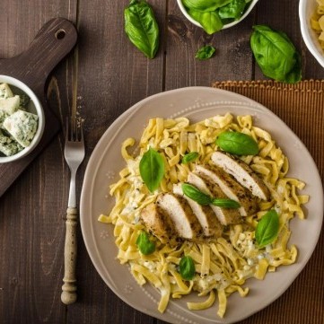 مكرونة بالدجاج والريحان للرجيم