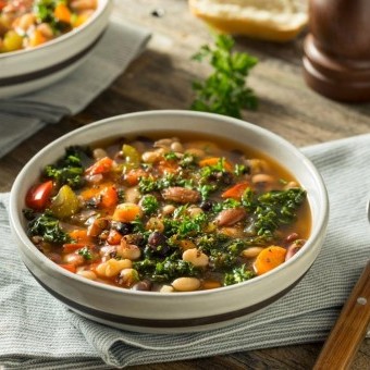 يخنة الفاصولياء البيضاء بالطماطم والسبانخ والأعشاب لمحاربة سرطان الثدي