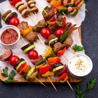 كباب بالخضار على الفحم