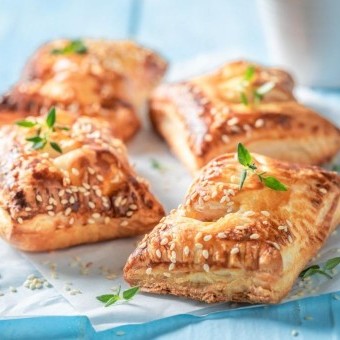 فطائر البف باستري بحشوة الدجاج السريعة