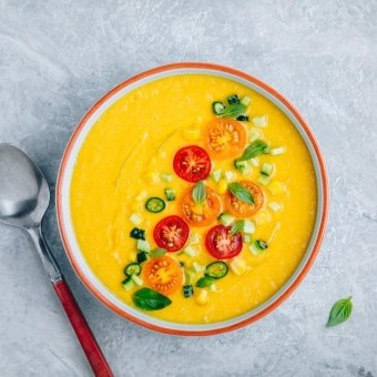 شوربة الذرة الكريمية بالهلابينو والجبن