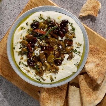 تغميسة اللبنة والفيتا بالزيتون بالفيديو