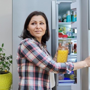 حيلة فعالة لتنظيف ثلاجتك بالفانيلا من روائح تراكم الأكل في رمضان