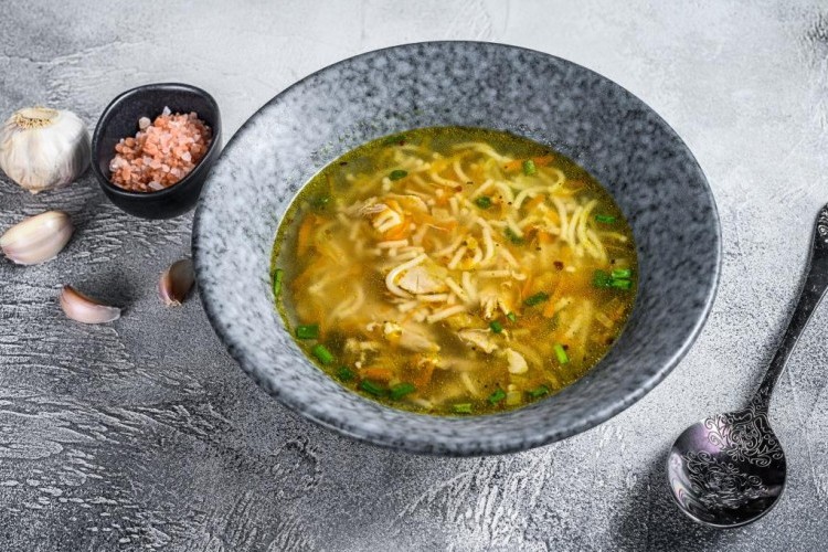 شوربة الشعيرية بالثوم والهيل