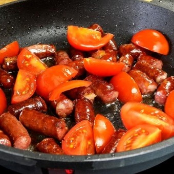 السجق بالبصل والطماطم