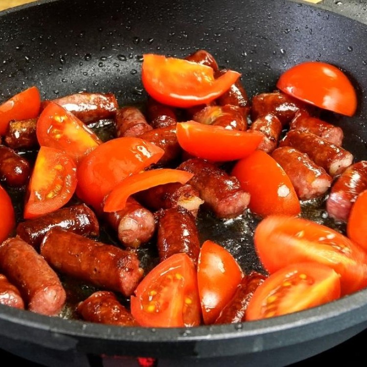 السجق بالبصل والطماطم