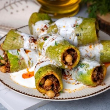 مخشي كوسا باللحمة المفرومة وصوص اللبن