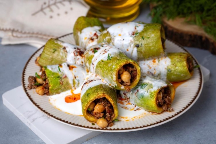 مخشي كوسا باللحمة المفرومة وصوص اللبن