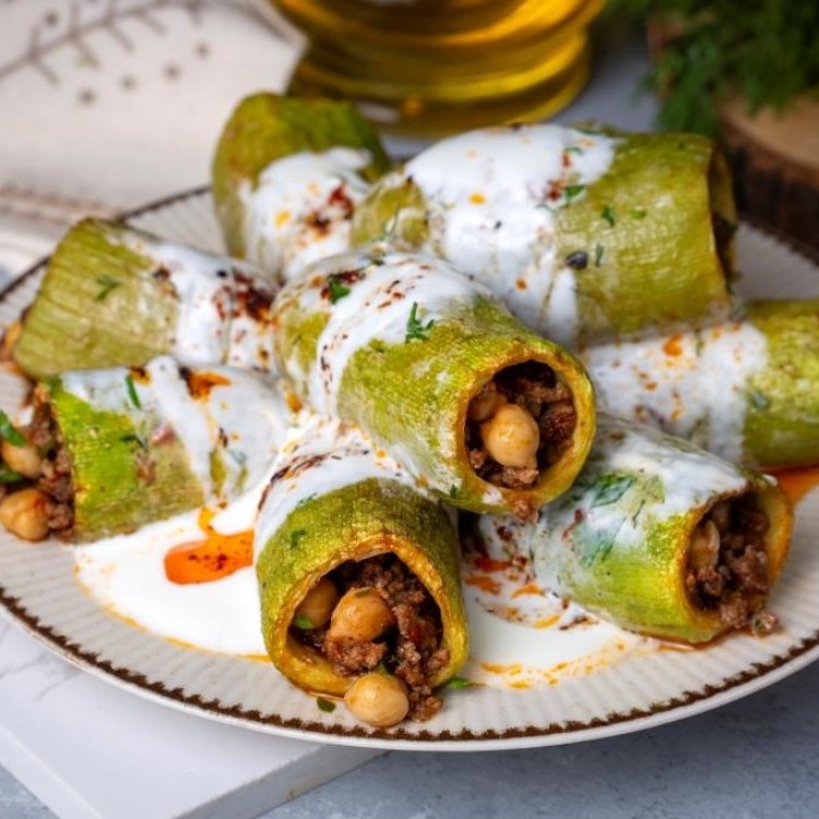 مخشي كوسا باللحمة المفرومة وصوص اللبن