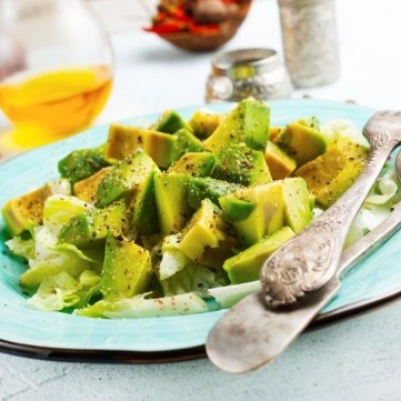 سلطة أفوكادو بالجبن