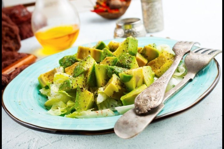 سلطة أفوكادو بالجبن