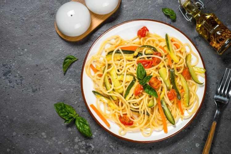 مكرونة بالخضار والزيت