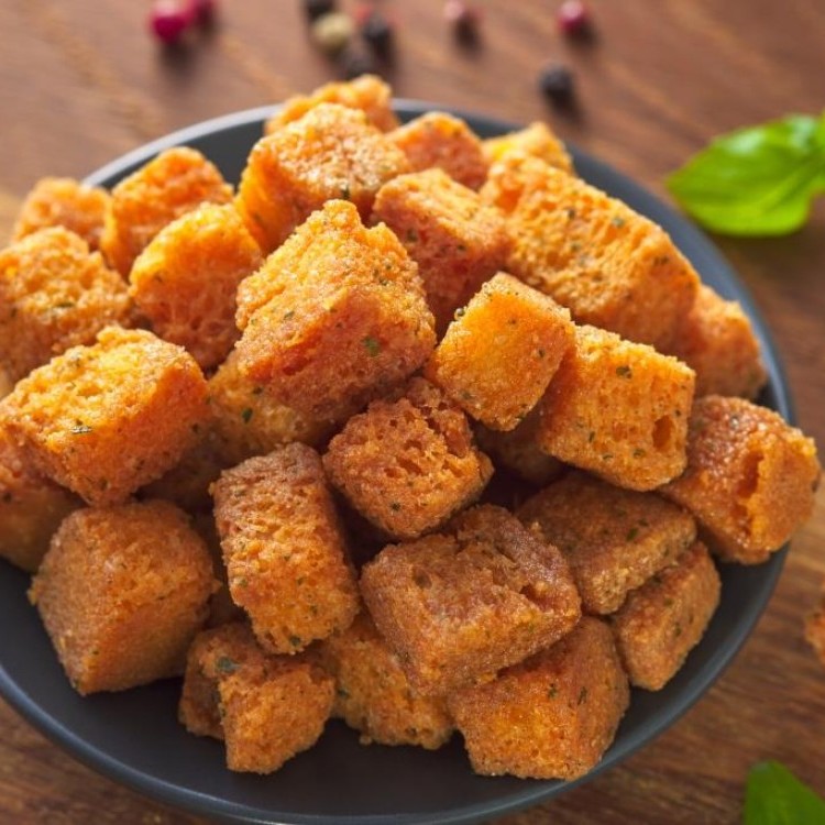 قطع خبز محمصة من العجين المخمر مع الأنشوجة