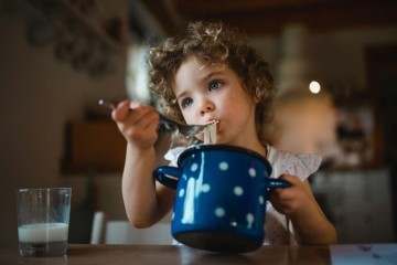 ماذا يحتاج جسم الطفل كل يوم؟ وما هي الفيتامينات التي يحتويها كل عنصر؟