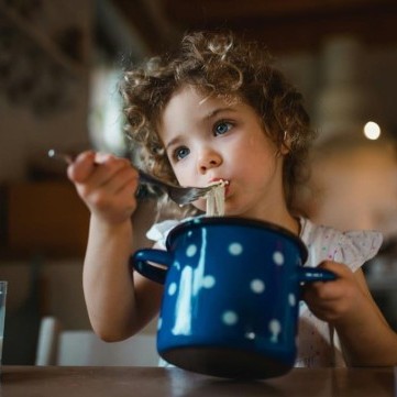 ماذا يحتاج جسم الطفل كل يوم؟ وما هي الفيتامينات التي يحتويها كل عنصر؟