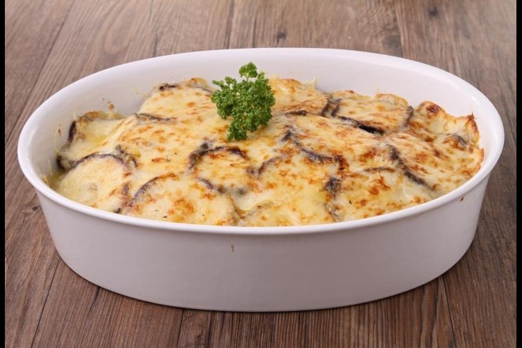 المسقعة باللحمة المفرومة والبشاميل الأصلية