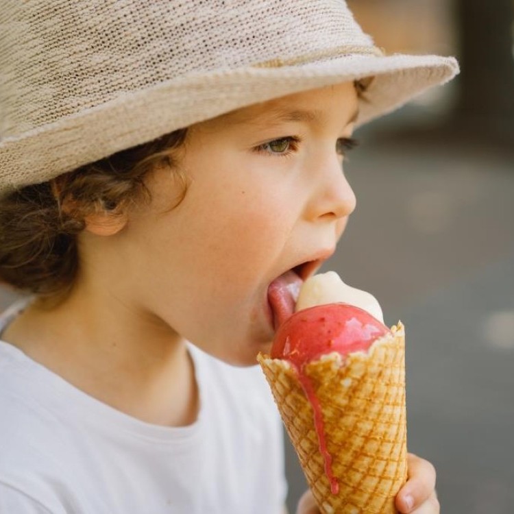 طفل يأكل الآيس كريم