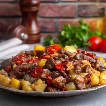 لحم بالبطاطس والطماطم