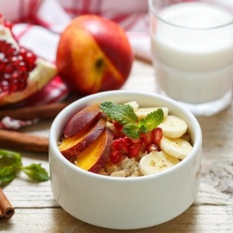 شوفان بالحليب والفواكة الخفيف للسحور