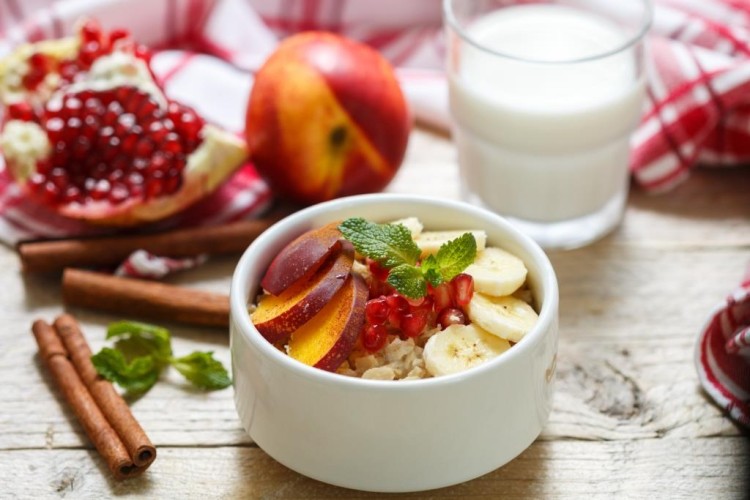 شوفان بالحليب والفواكة الخفيف للسحور