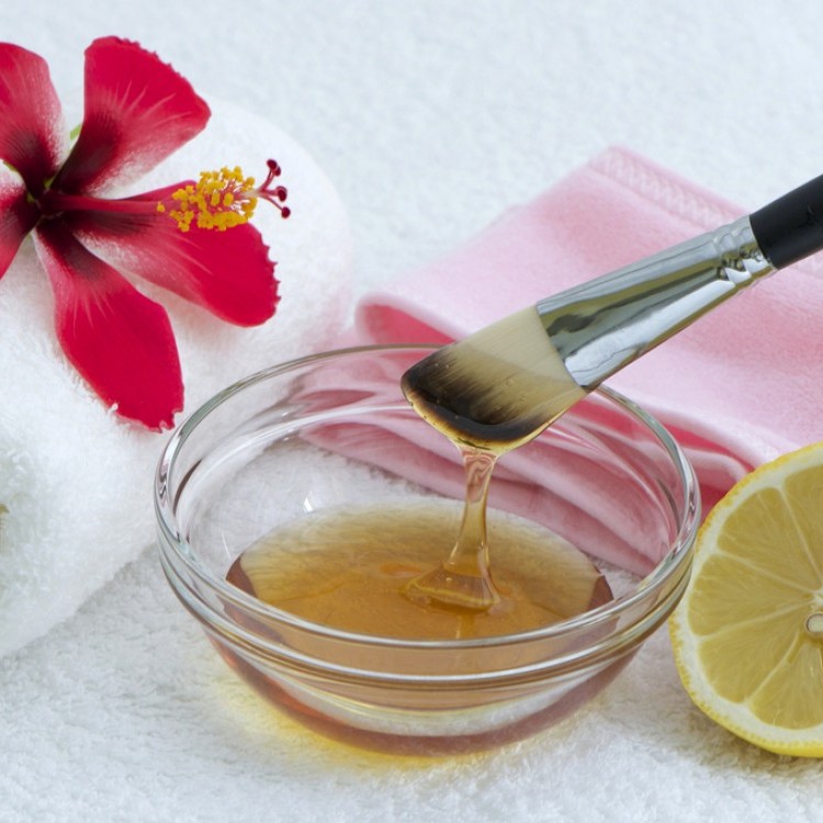 طريقة عمل ماسك العسل وجوزة الطيب لعلاج بقع الوجه الداكنة