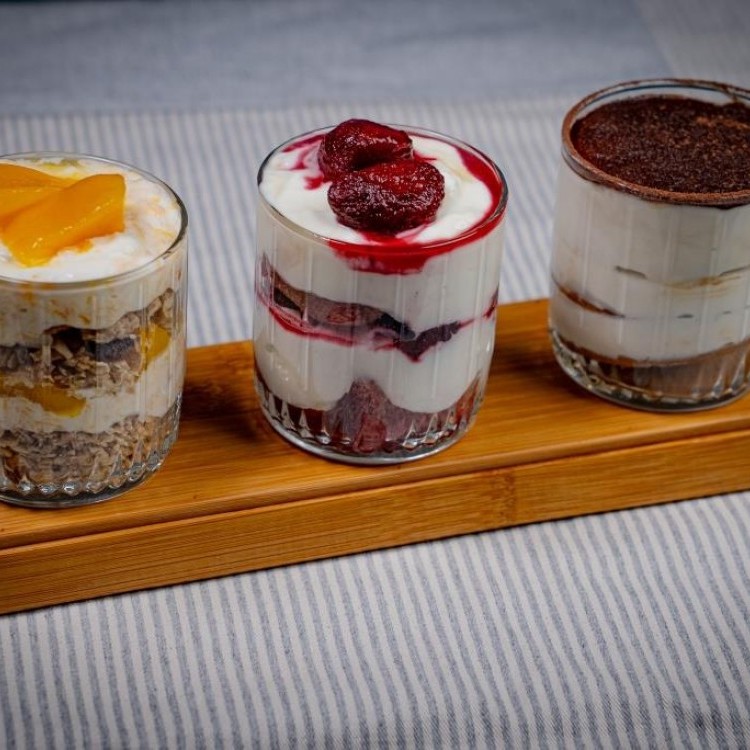 حلا اللبن اليوناني البارد بحشوات منوعة بالفيديو